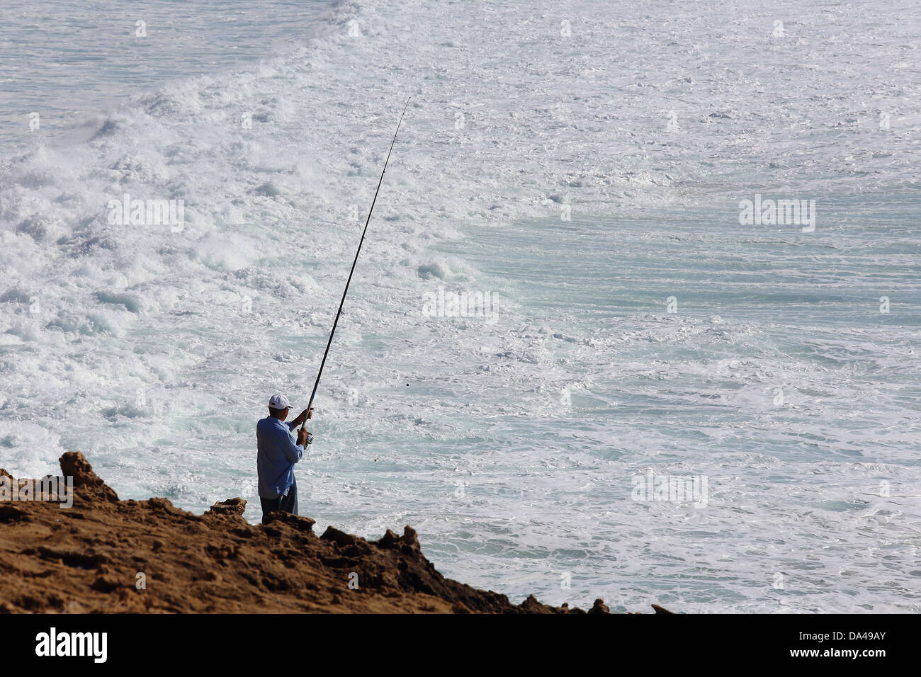 Mann Angeln in der Nähe von Monte Clerigo Vicentina Park, Portugal Stockfoto