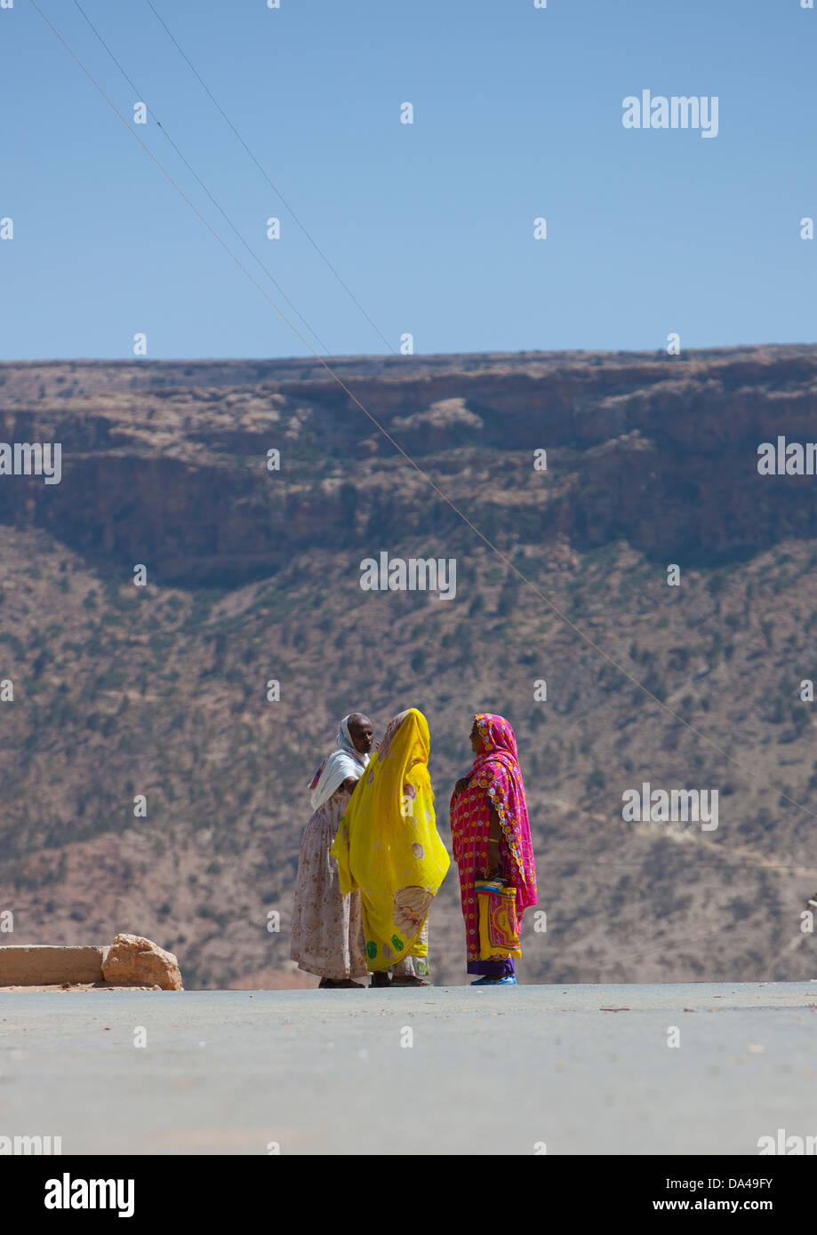 Drei Frauen im Chat, Adi Keyh, Eritrea Stockfoto