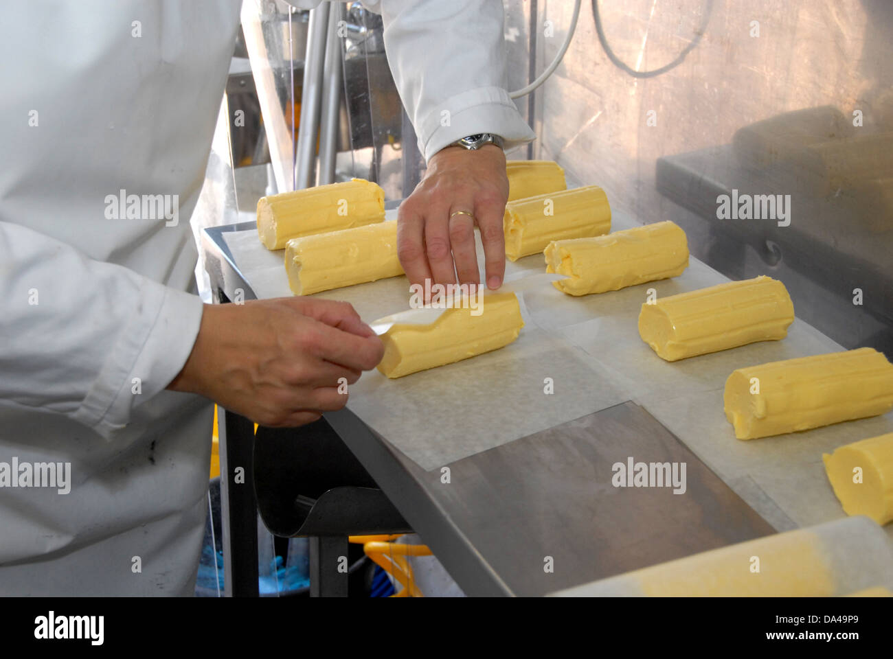 Arbeiter organisch Nachbereitung gemacht Butter aus Rohmilch auf Bio Molkerei Haken und Sohn Longleys Farm in der Nähe Stockfoto