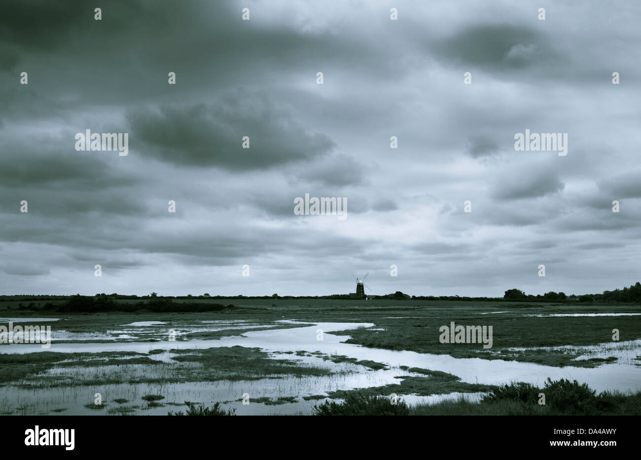 Turm-Mühle bei Burnham Overy über Norton Marsh aus gesehen. Stockfoto