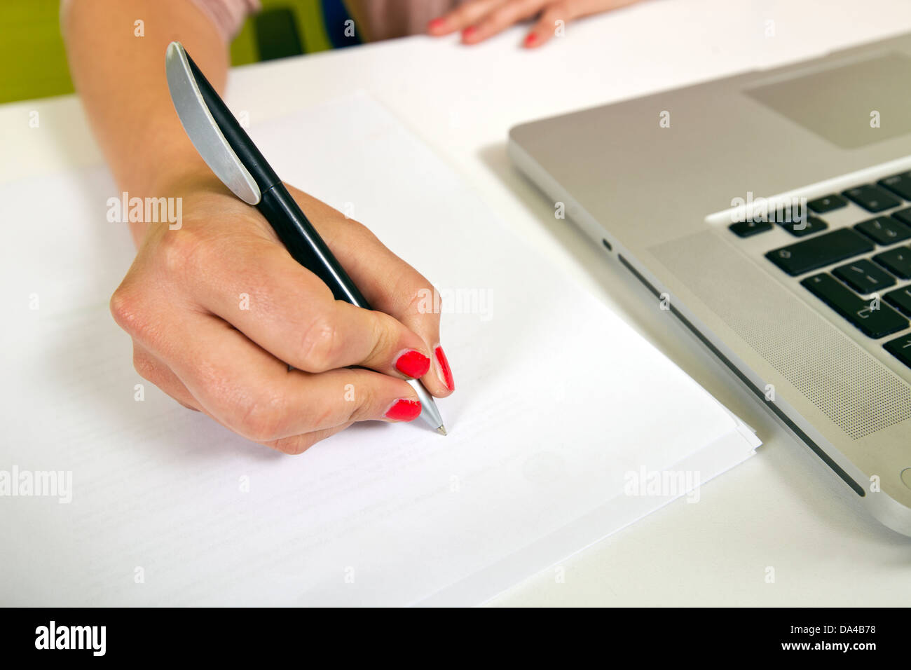 Nahaufnahme des jungen Womans Handschrift auf Papier Stockfoto