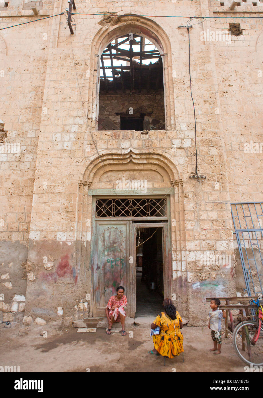 Familie vor einer osmanischen Architektur Gebäude, Massawa, Eritrea Stockfoto