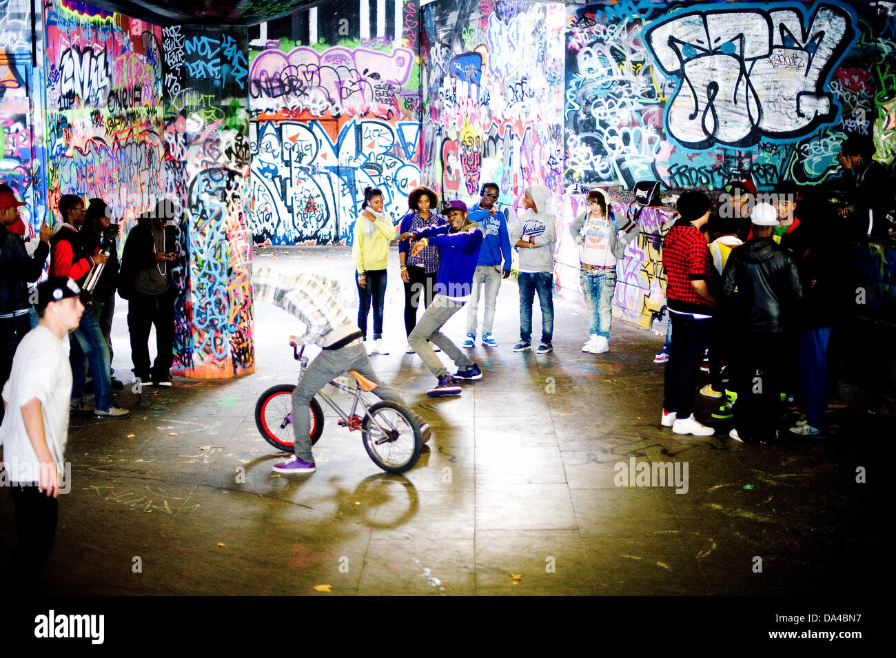 Tänzer-Skateboarder-BMX-Stunt-Fahrer Southbank zu brechen Stockfoto