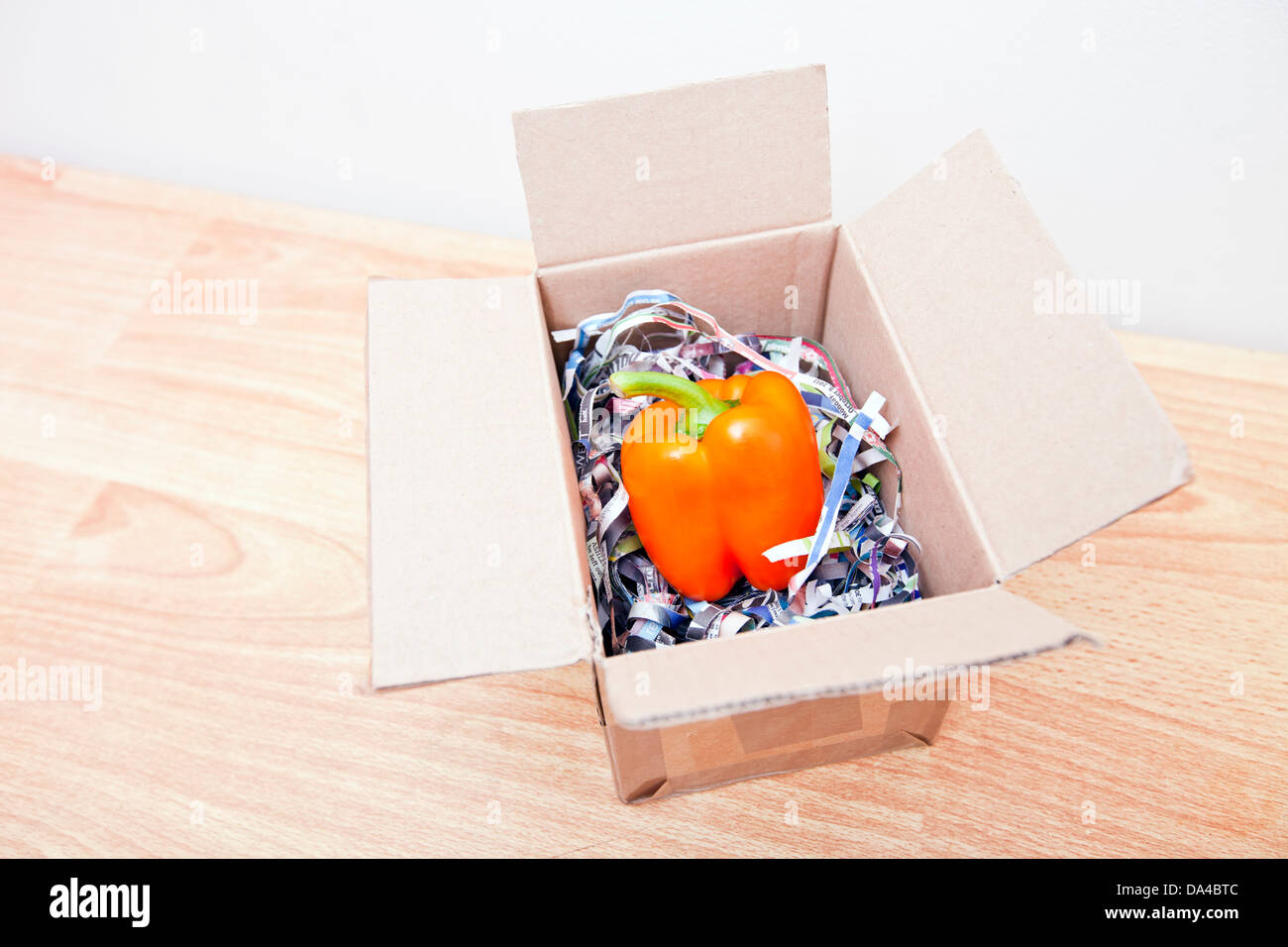 Orange Paprika eingewickelt in einer box Stockfoto