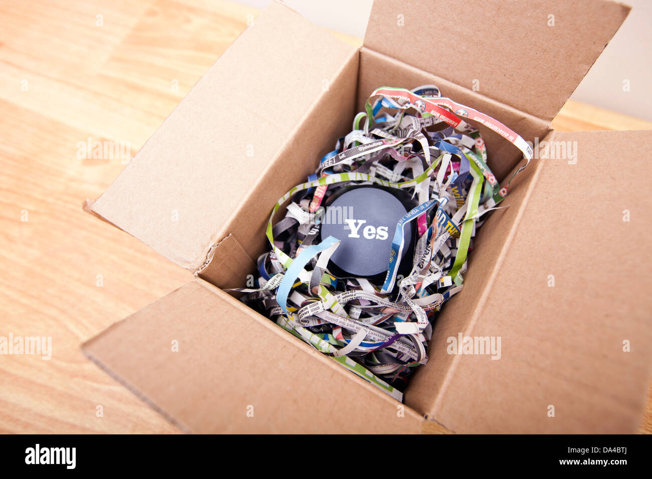 Holzblock mit das Wort ja verpackt in einer box Stockfoto