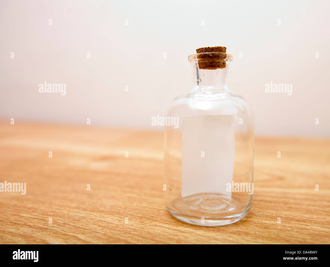 Glasflasche mit Hinweis innen Stockfoto