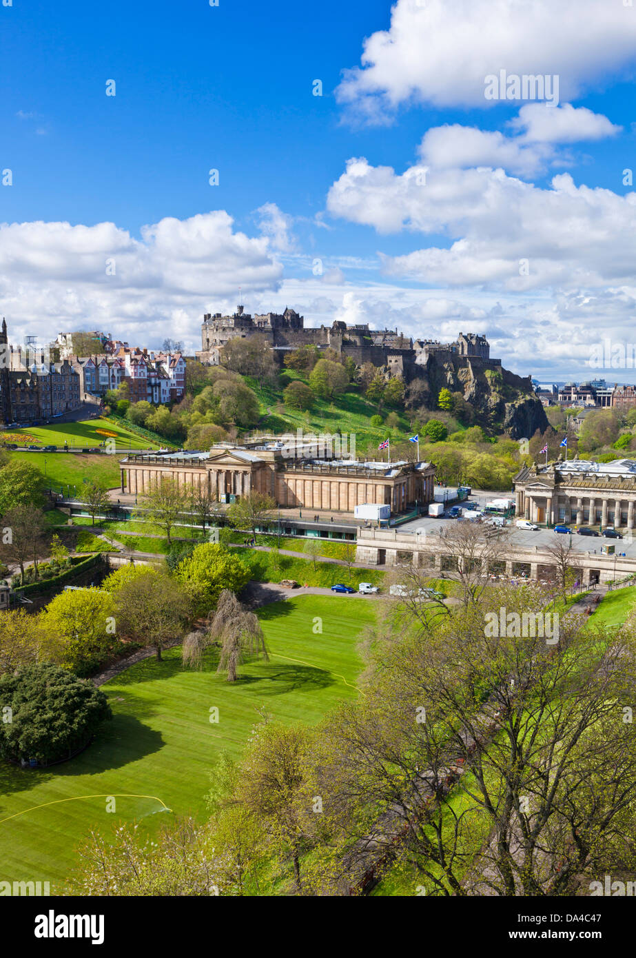 Blick auf Edinburgh Castle alte Stadtmuseen und Gärten im Zentrum Stadt Edinburgh Midlothian Schottland Großbritannien GB EU Europa Stockfoto