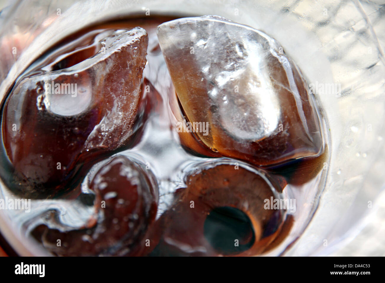 Das Eis in das Glas mit Wasser süß. Stockfoto