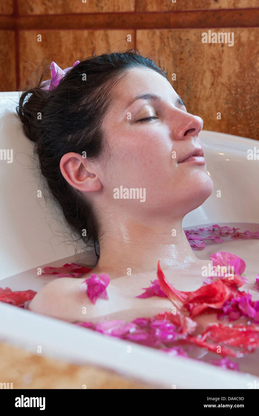 Junge Frau in einer Badewanne in einem Spa entspannen Stockfoto