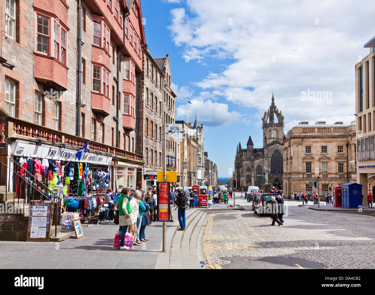 Die Hauptstraße in der Altstadt oder der royal Mile in Richtung St Giles Cathedral Edinburgh Midlothian Schottland Großbritannien GB EU Europa Stockfoto