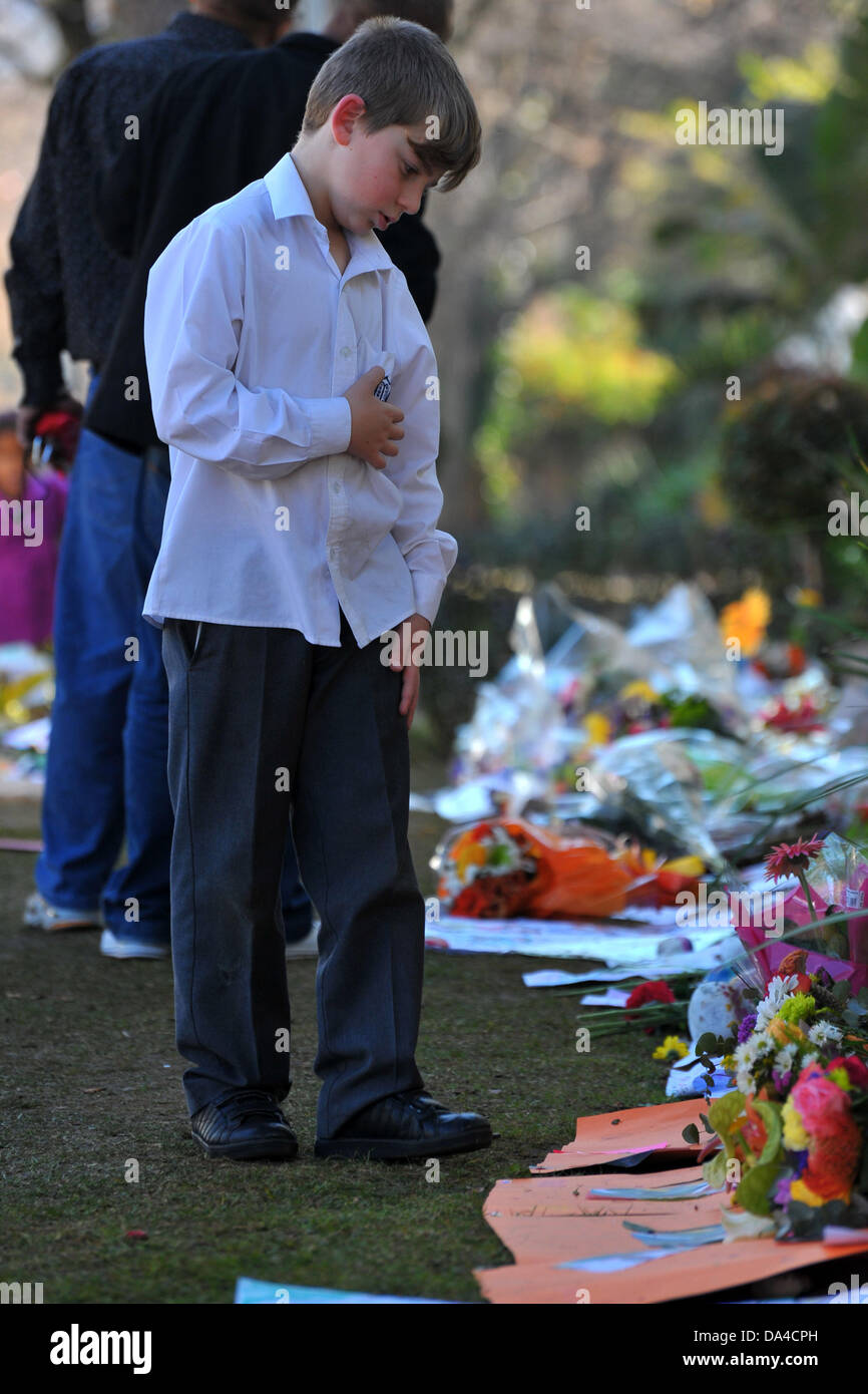 Johannesburg, Südafrika. 3. Juli 2013. Mitglieder der Öffentlichkeit zu sammeln vor Nelson Mandela Haus in Houghton, Johannesburg. Menschen verlassen gut Wünsche für den ehemaligen südafrikanischen Präsidenten, die in einem Krankenhaus von Pretoria mit einer wiederkehrenden Lungenerkrankung ist. Bildnachweis: Jonny White/Alamy Live-Nachrichten Stockfoto