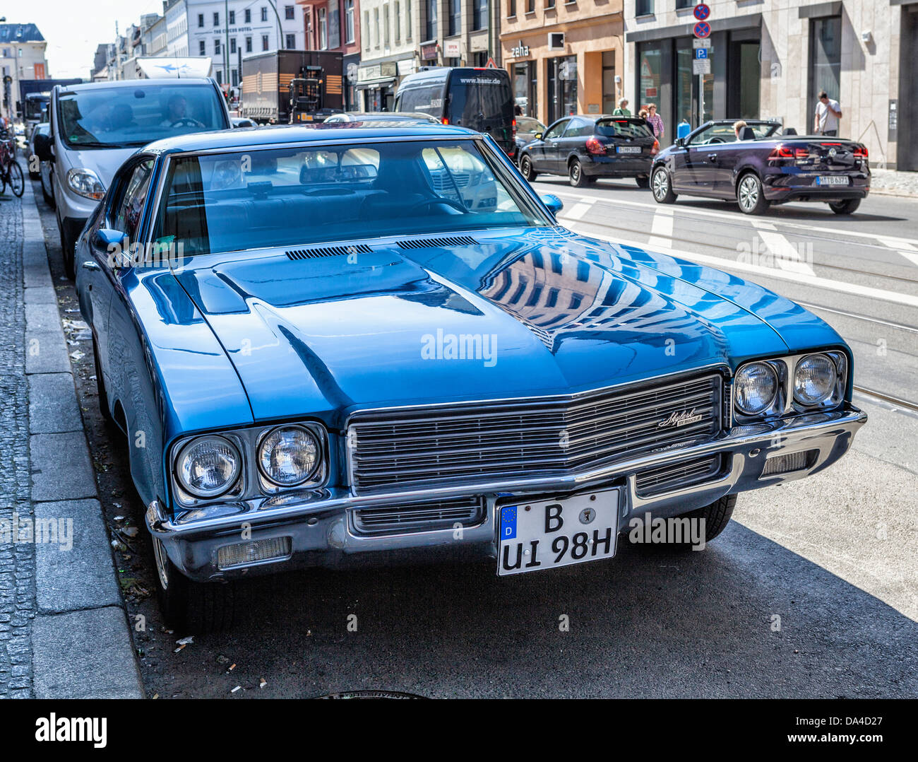 Ein blauen Buick Skylark Oldtimer parkten auf einer Straße in Berlin-Mitte Stockfoto