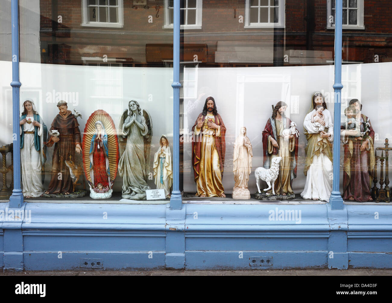 Religiöse Statuen auf dem Display in einem Schaufenster. Stockfoto