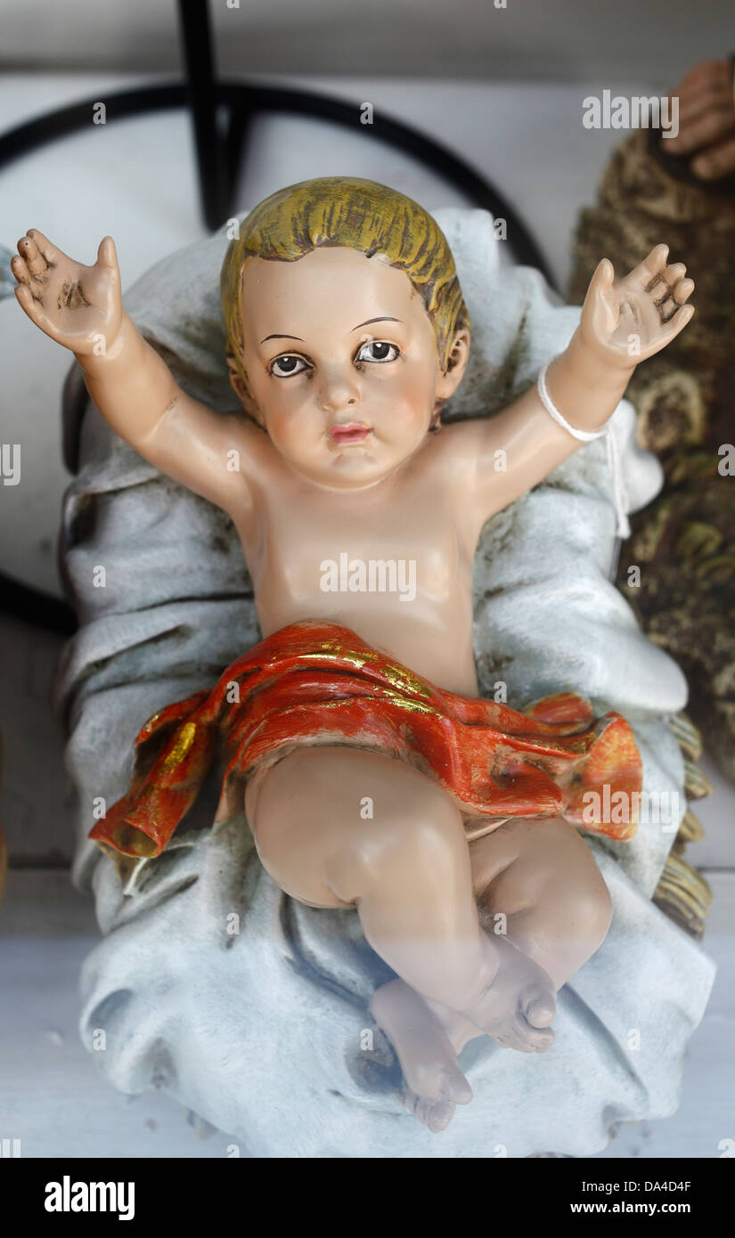 Eine religiöse Statue auf dem Display in einem Schaufenster Darstellung des Säuglingen Messias. Stockfoto