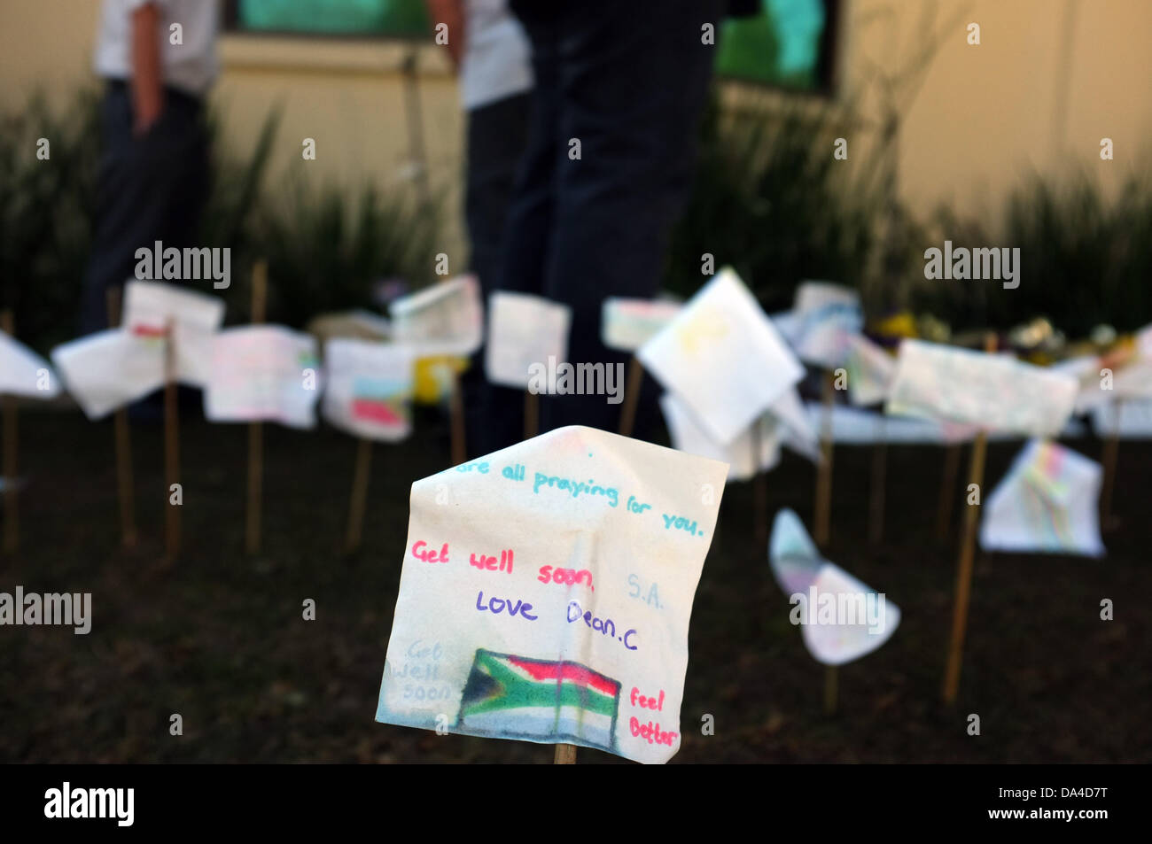 Johannesburg, Südafrika. 3. Juli 2013. Mitglieder der Öffentlichkeit zu sammeln vor Nelson Mandela Haus in Houghton, Johannesburg. Menschen verlassen gut Wünsche für den ehemaligen südafrikanischen Präsidenten, die in einem Krankenhaus von Pretoria mit einer wiederkehrenden Lungenerkrankung ist. Bildnachweis: Jonny White/Alamy Live-Nachrichten Stockfoto