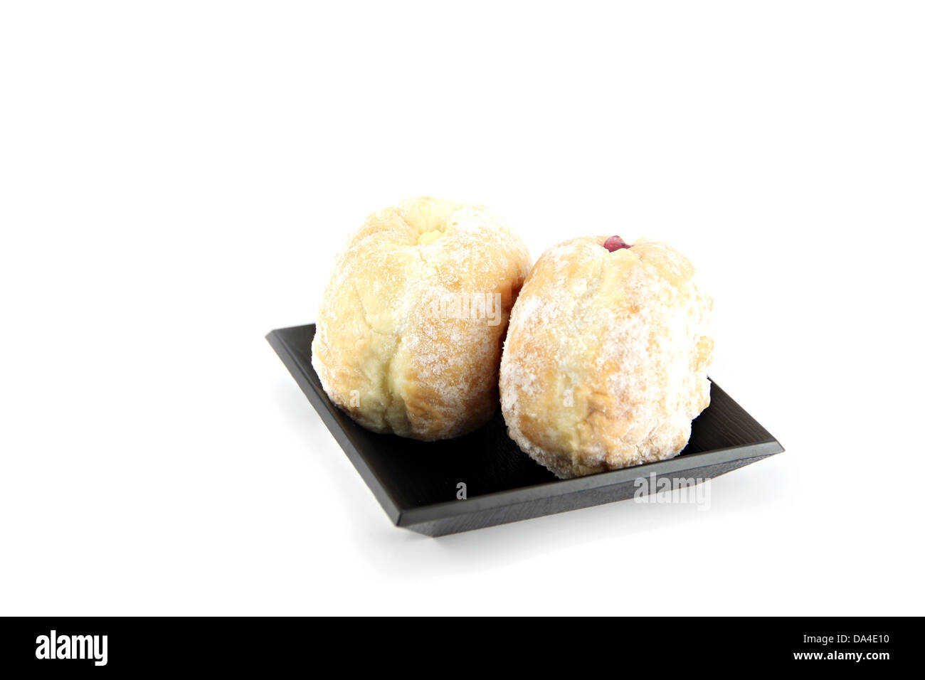 Blaubeeren Donuts in der schwarzen Schale auf dem weißen Hintergrund. Stockfoto