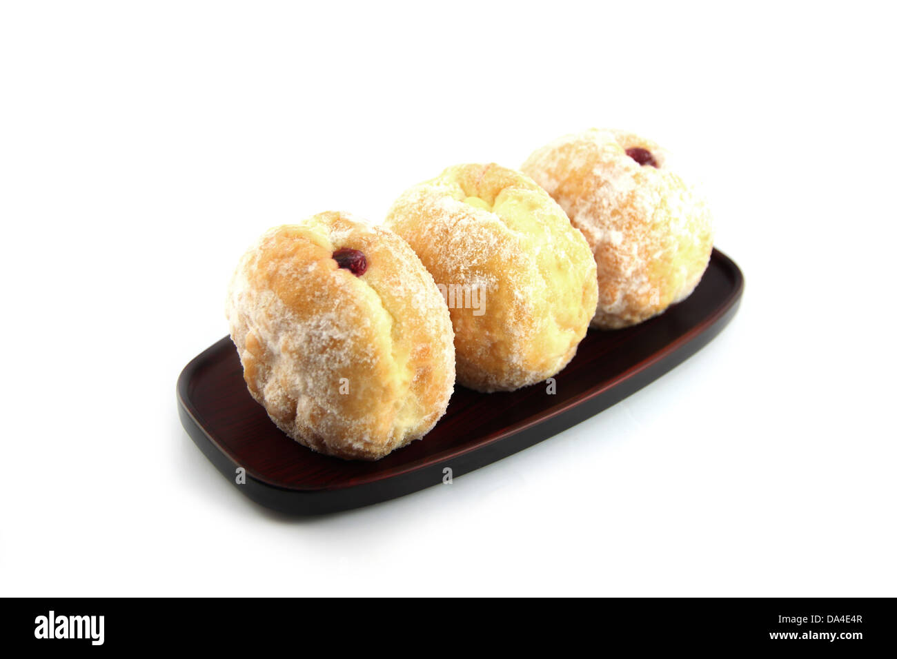 Die drei Blueberry Donuts in Schale auf den weißen Hintergrund. Stockfoto