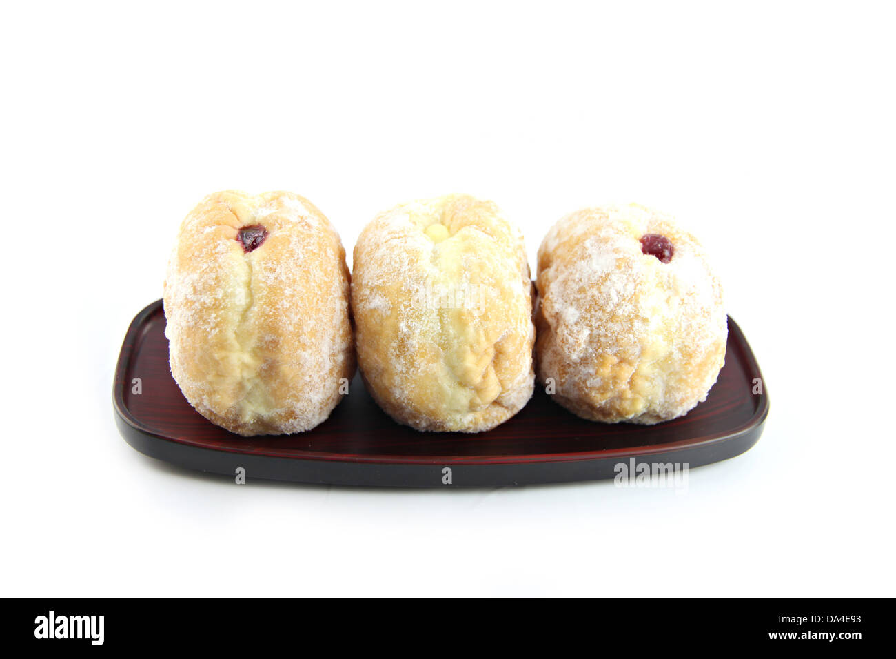 Die drei Blueberry Donuts in Schale auf den weißen Hintergrund. Stockfoto
