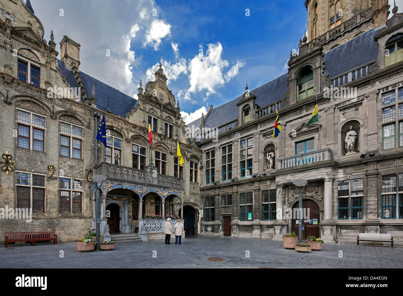 Rathaus und Court of Justice / Landhaus am Marktplatz in Veurne / Furnes, West-Flandern, Belgien Stockfoto