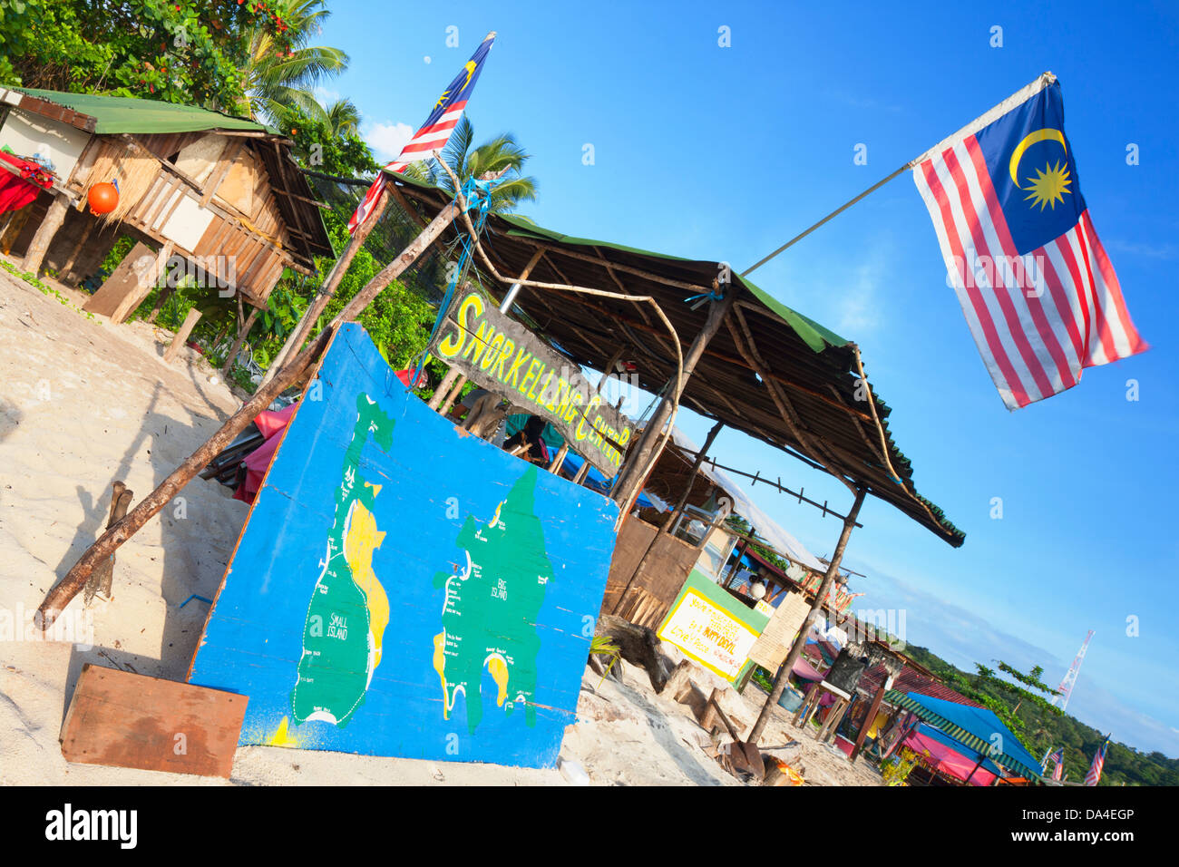 Flagge und Schnorcheln Karte auf Long Beach, Perhentian Inseln, Terengganu, Malaysia Stockfoto