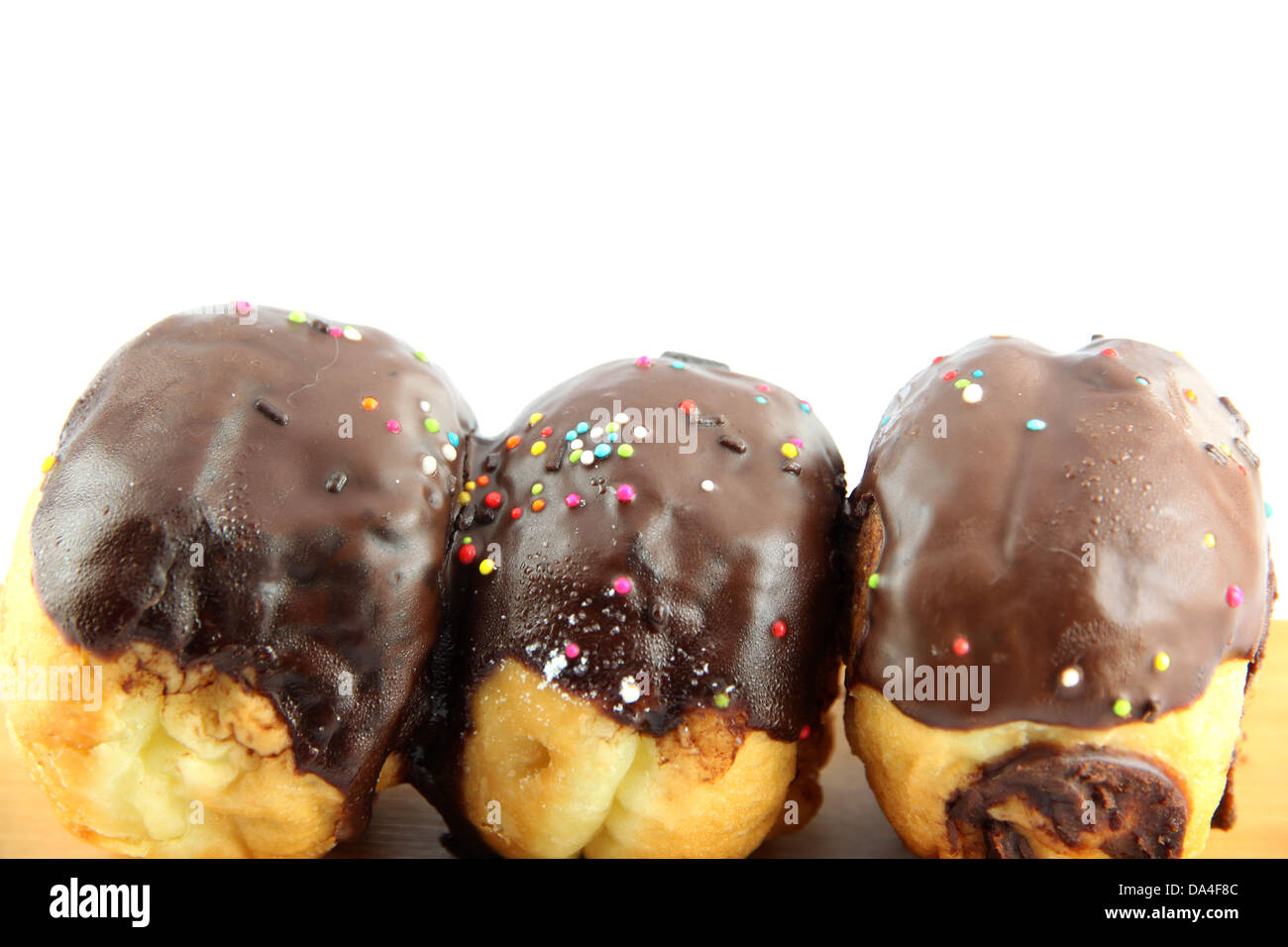 Schokoladen Donuts in der Bambus-Schale auf dem weißen Hintergrund. Stockfoto