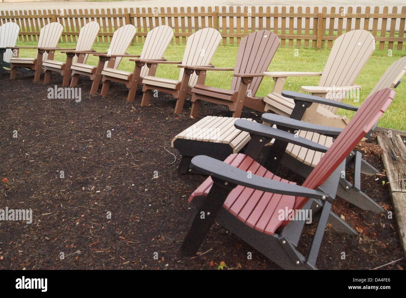 Adirondack Stühle inmitten einer Reihe für Gruppe sitzen. Stockfoto