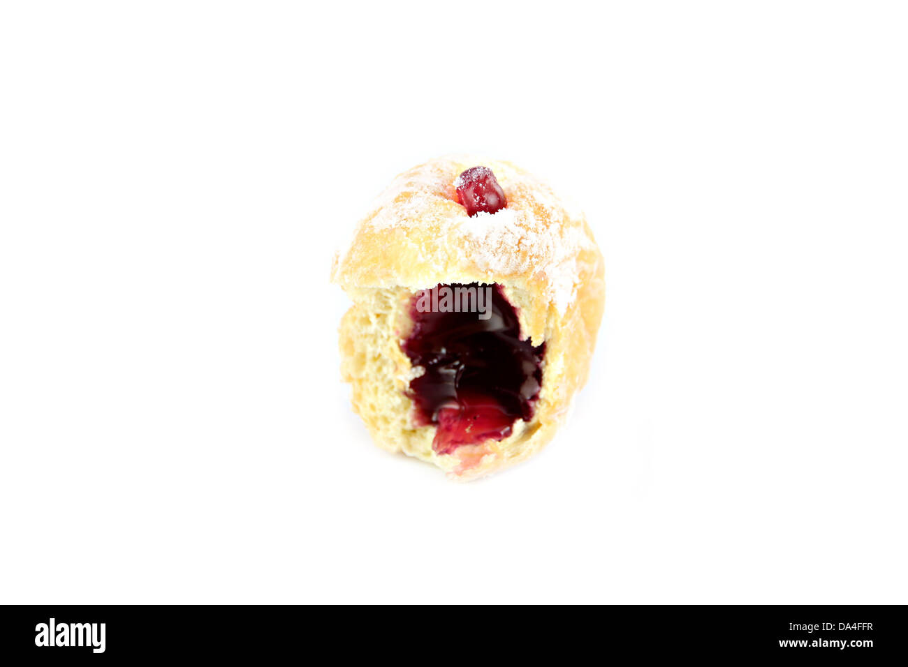 Heidelbeer-Donuts und Biss auf dem weißen Hintergrund. Stockfoto