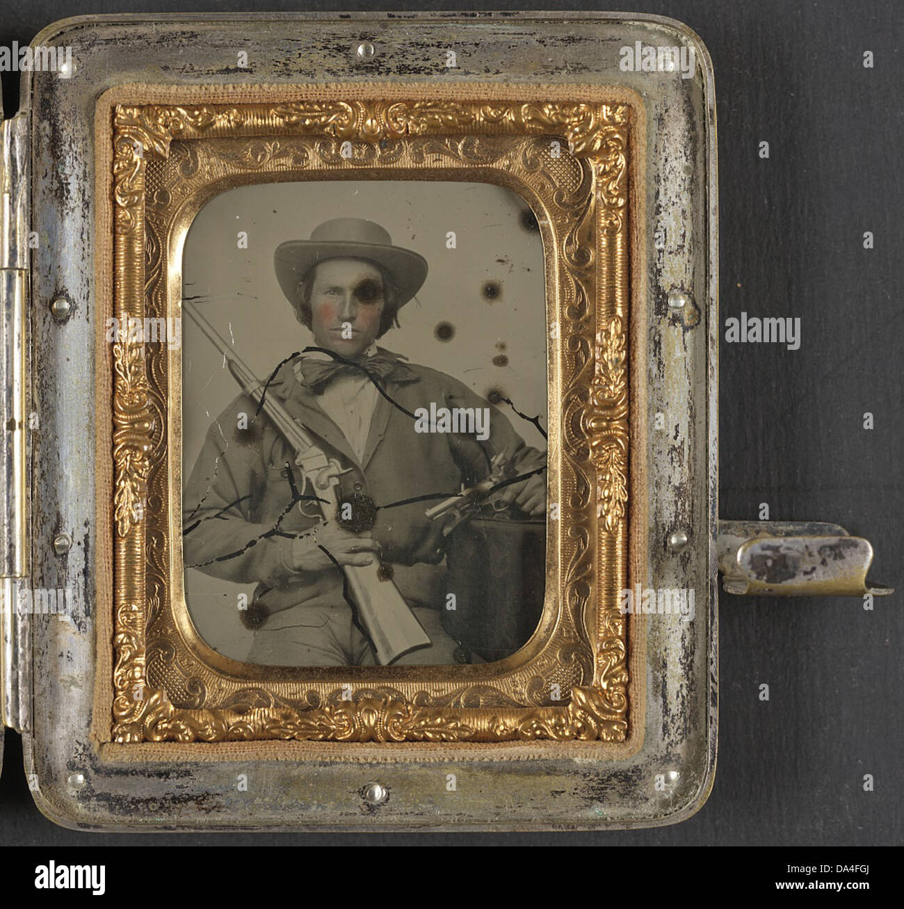 Dieses Foto zeigt einen nicht identifizierten Soldaten in konföderierter Kavallerie-Uniform, ausgestattet mit einem Karabiner von Sharps, einer Pistole und einem Messer, der einen Einblick in die Militärkleidung und Ausrüstung des Bürgerkriegs bietet. Stockfoto