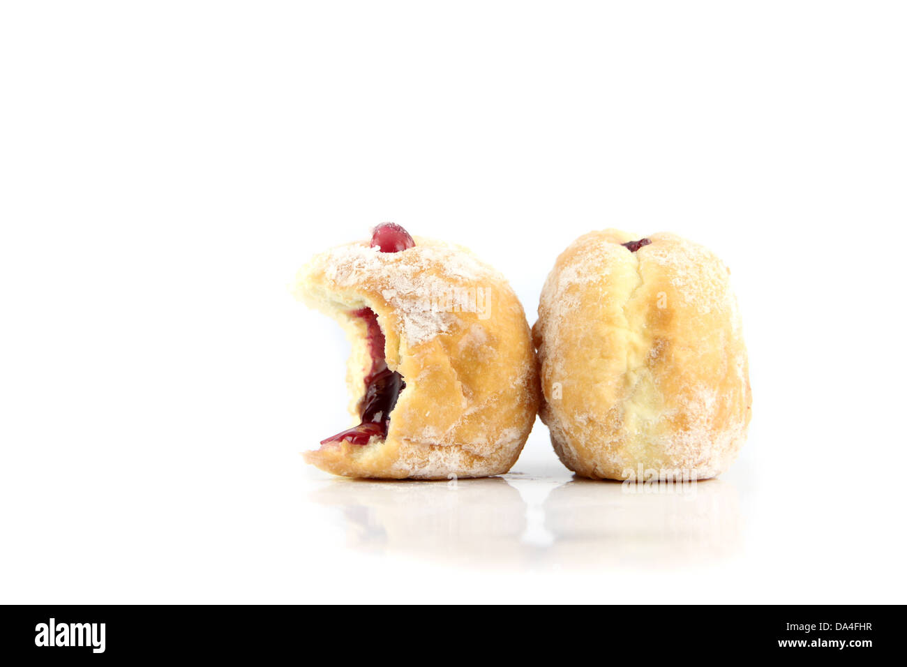 Heidelbeer-Donuts und Biss auf dem weißen Hintergrund. Stockfoto