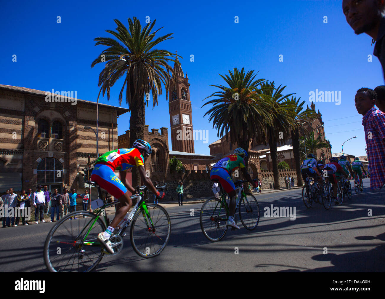 Eritreische nationale Radsportteam auf Harnet Avenue, Asmara, Eritrea Stockfoto