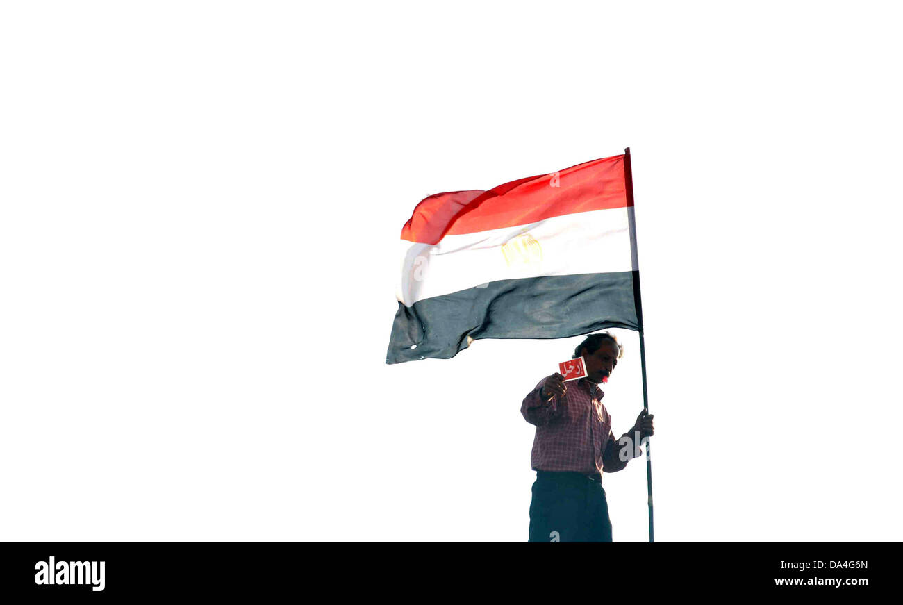 Kairo, Kairo, Ägypten. 3. Juli 2013. Gegner des Ägyptens islamistischen Präsidenten Mohammed Morsi nehmen Teil an einer Demonstration auf dem Tahrir-Platz in Kairo, Ägypten, Mittwoch, 3. Juli 2013. Die Frist für das Militär Ultimatum an Präsident Mohammed Morsi ist abgelaufen, mit 48 Stunden vorbei, seit der Zeit, die es ausgestellt wurde. Riesige jubelnde Massen Mursi Gegner wurden gesammelt im Kairoer Tahrir-Platz und an anderen Standorten bundesweit, endet, wehende Fahnen wütend in der Erwartung, die das Militär fungiert, um den islamistischen Präsidenten nach Ablauf der Frist zu entfernen. Bildnachweis: ZUMA Press, Inc./Alamy Live-Nachrichten Stockfoto