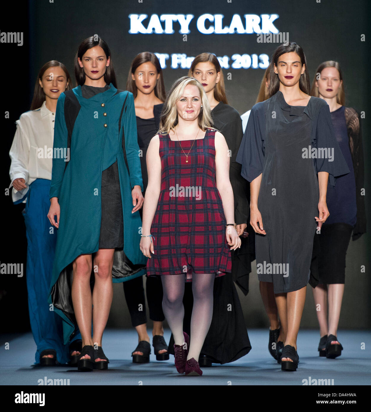 Berlin, Deutschland. 3. Juli 2013. Designer Katy Clark (C) und Modelle erscheinen auf der Bühne der Designer für morgen Show während des Showfloor Berlin in Berlin, Deutschland, 3. Juli 2013. Die Präsentationen der Kollektionen für Frühjahr/Sommer 2014 statt ab 02, 7. Juli 2013. Foto: Ole Spata/Dpa/Alamy Live-Nachrichten Stockfoto