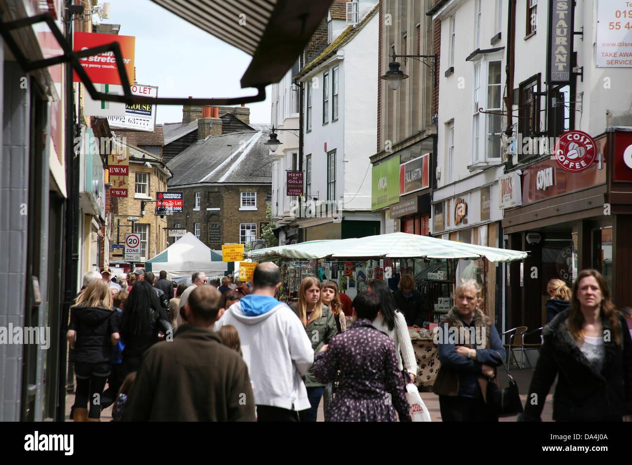 Menschen zu Fuß durch sonnige Hertford Samstagsmarkt, Hertfordshire, Vereinigtes Königreich Stockfoto