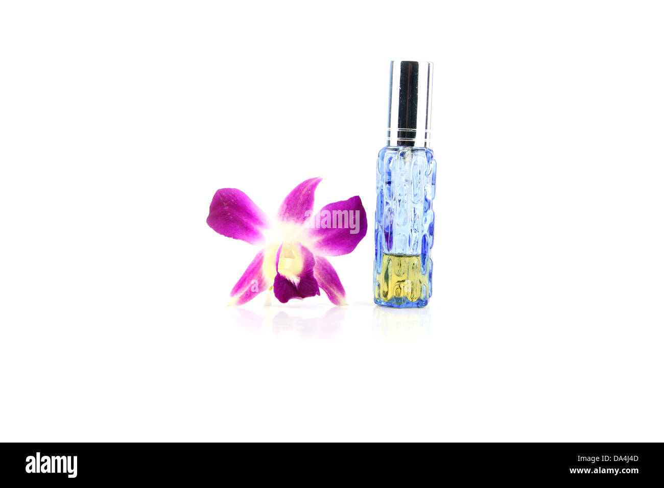 Die lila Orchidee und blauen Farbe Parfüm-Flaschen auf dem weißen Hintergrund. Stockfoto