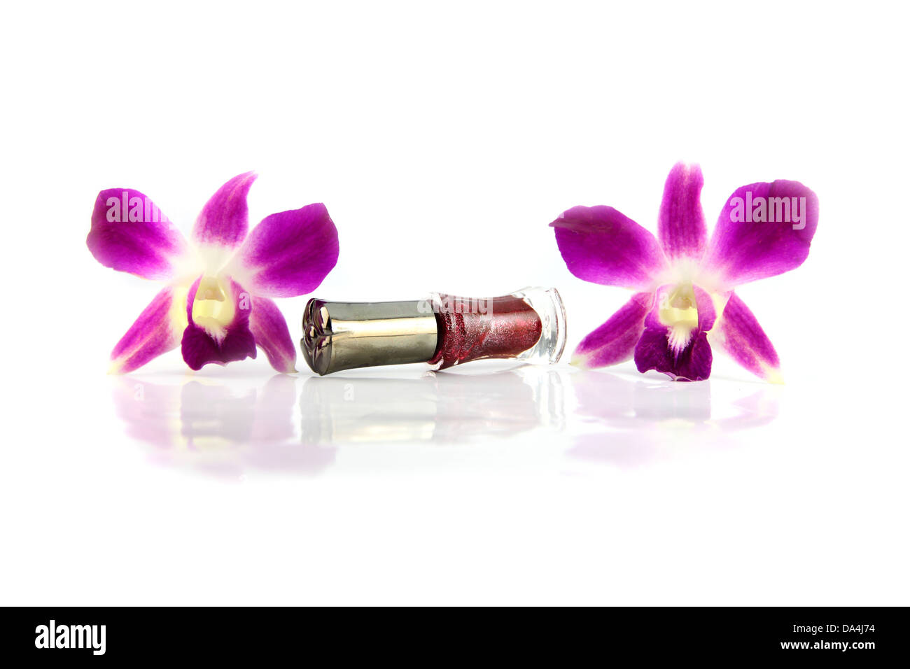 Die lila Orchidee und braune Flaschen Parfüm. Stockfoto