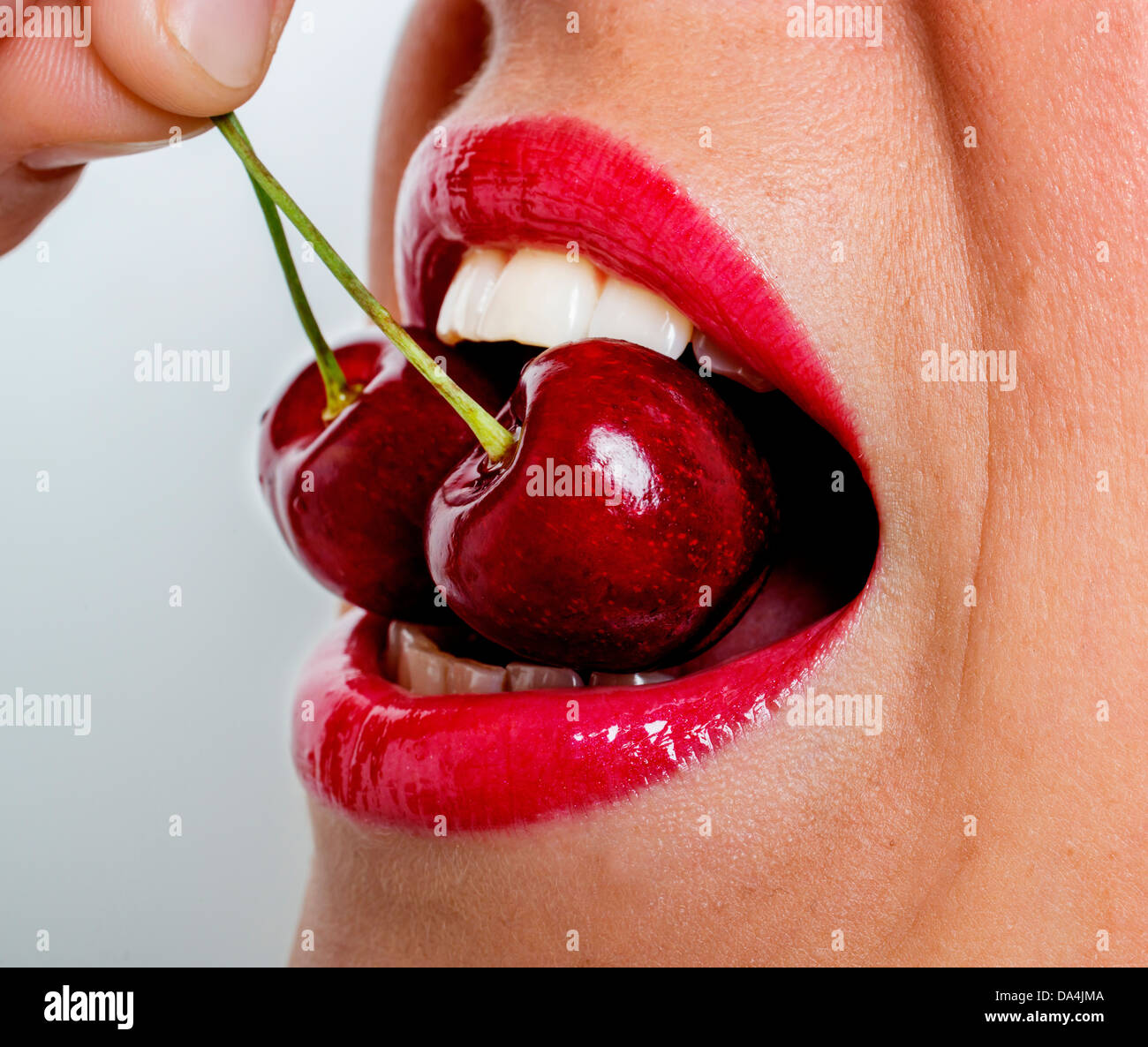 eine Frau, die roten Kirschen essen Nahaufnahme Stockfoto