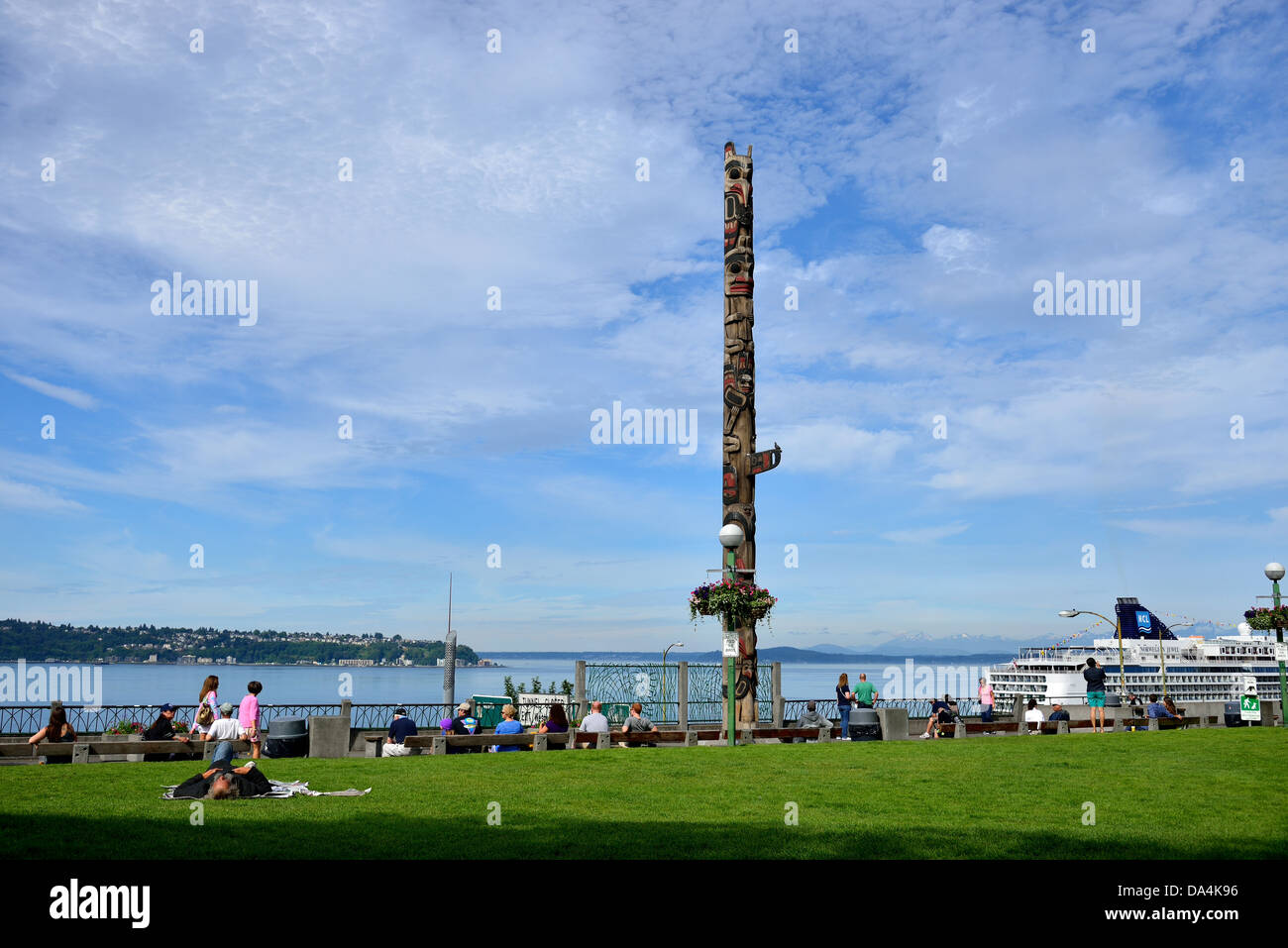 Der Totempfahl im Hafen. Seattle, Washington, USA. Stockfoto