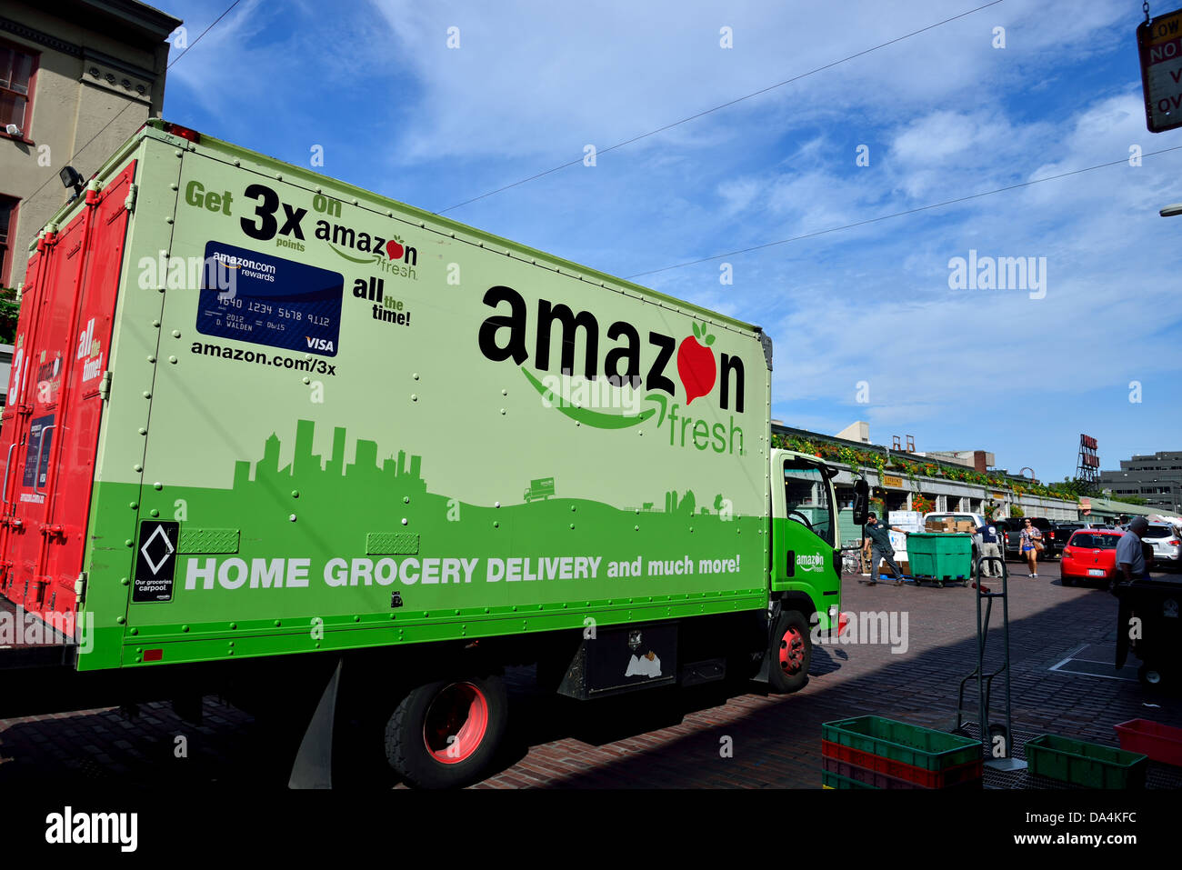 Amazon LKW liefert frische Produkte. Seattle, Washington, USA. Stockfoto
