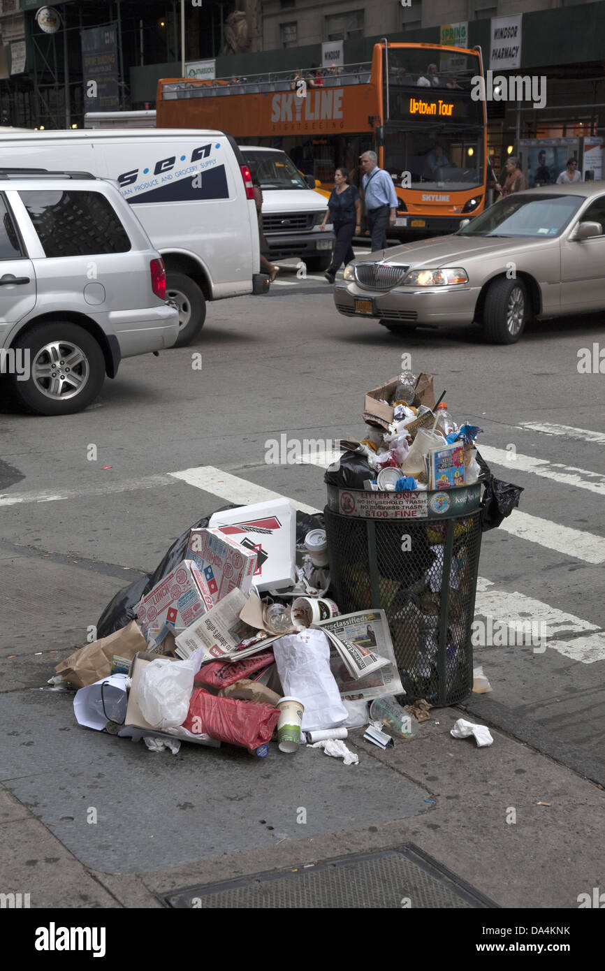 Die Dept.of Hygiene kann nicht die Menge an Müll deponiert jeden Tag auf den Straßen von Midtown Manhattan mithalten. Stockfoto