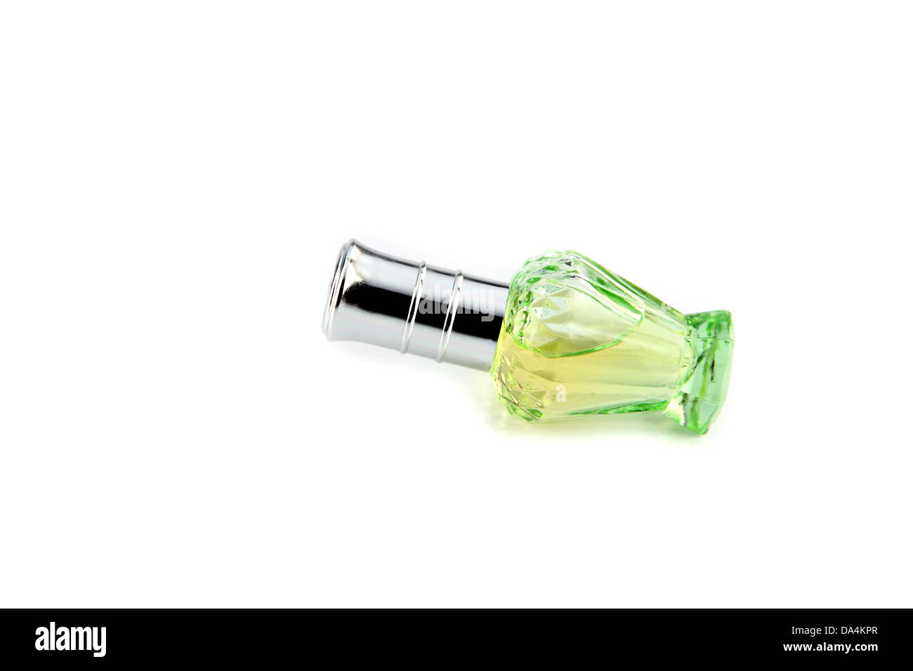 Die grüne Flasche Parfüm auf weißem Hintergrund. Stockfoto