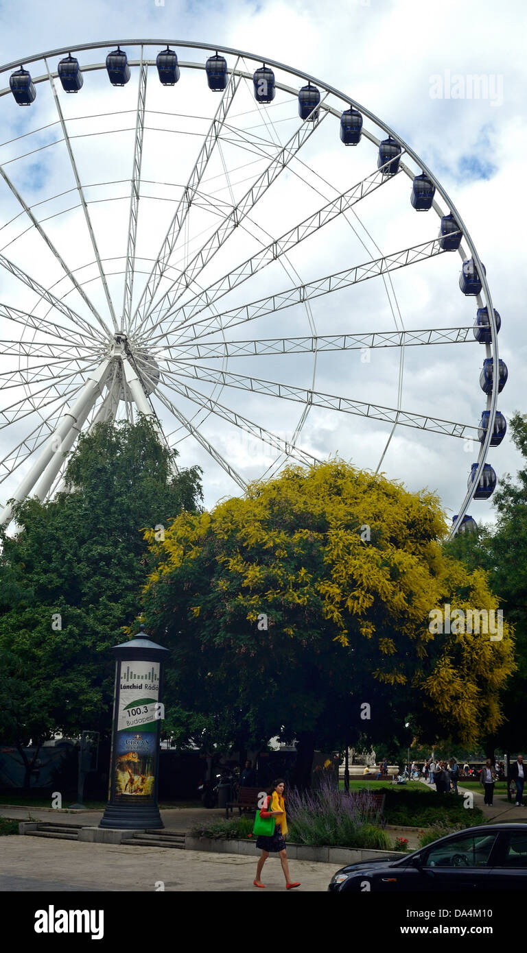 Sziget eye das größte mobile Riesenrad Europas befindet sich auf Erzsebet Platz Budapest Ungarn Europa Stockfoto