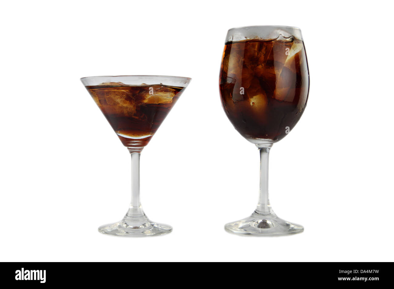 Die Cola in zwei Glas auf weißem Hintergrund. Stockfoto