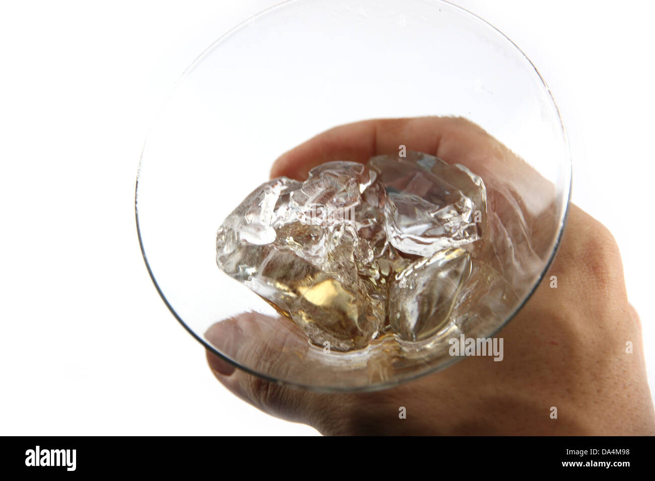 Das Fokus-Eis und Glas in der Hand. Stockfoto