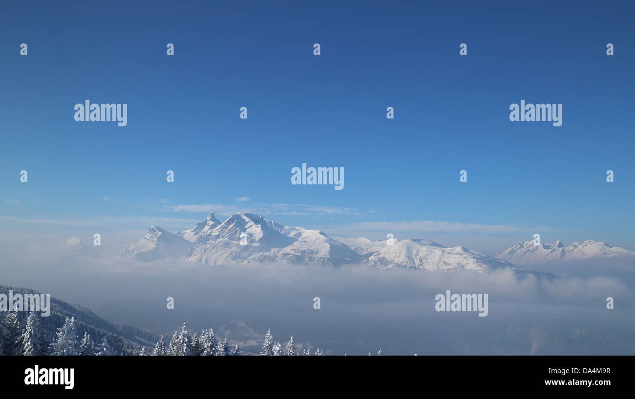 Schneebedeckte Le Kaskaden mit Bergblick Stockfoto