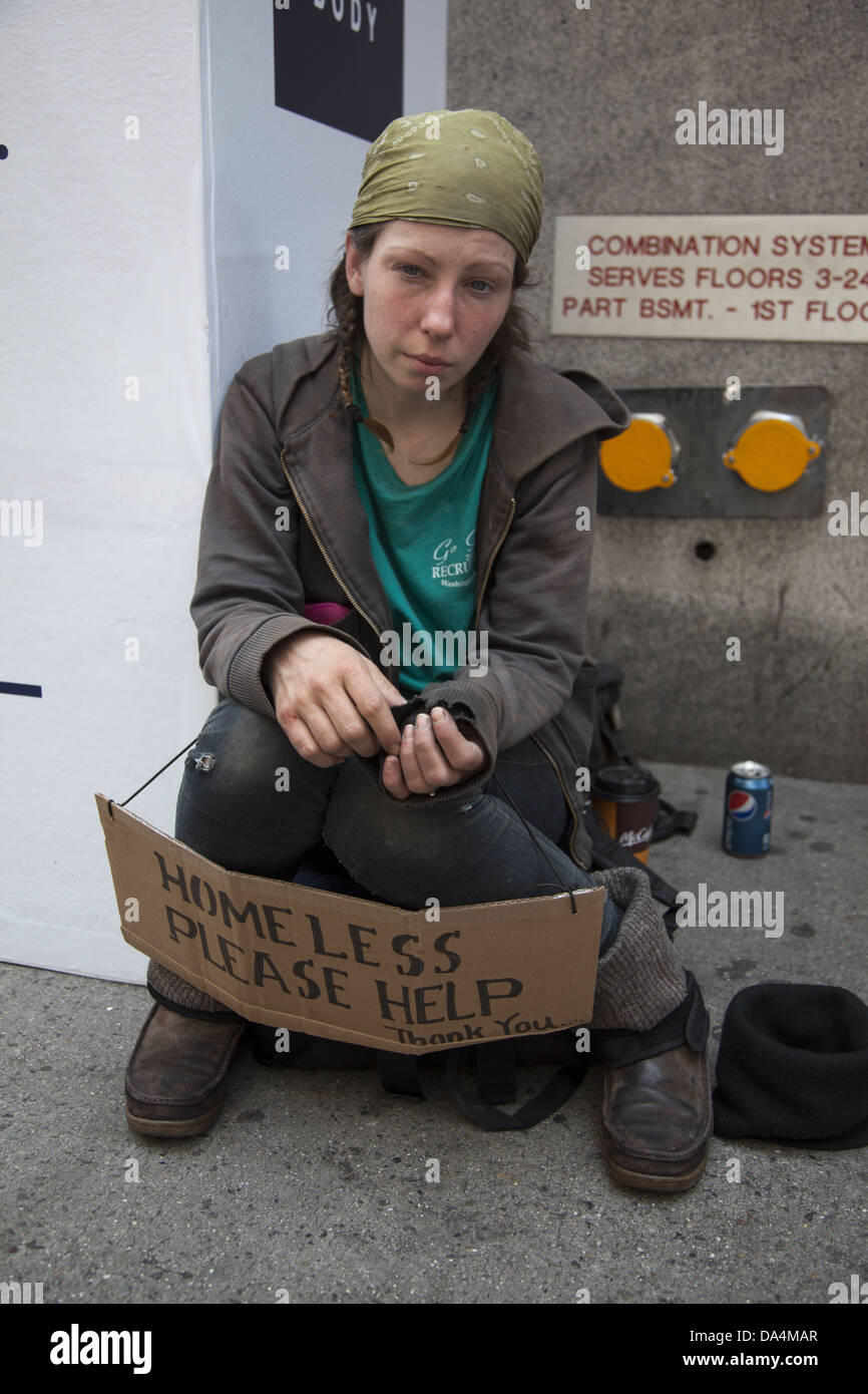 Junge Obdachlose auf der 6th Avenue in Midtown Manhattan, NYC um Hilfe zu bitten. Stockfoto