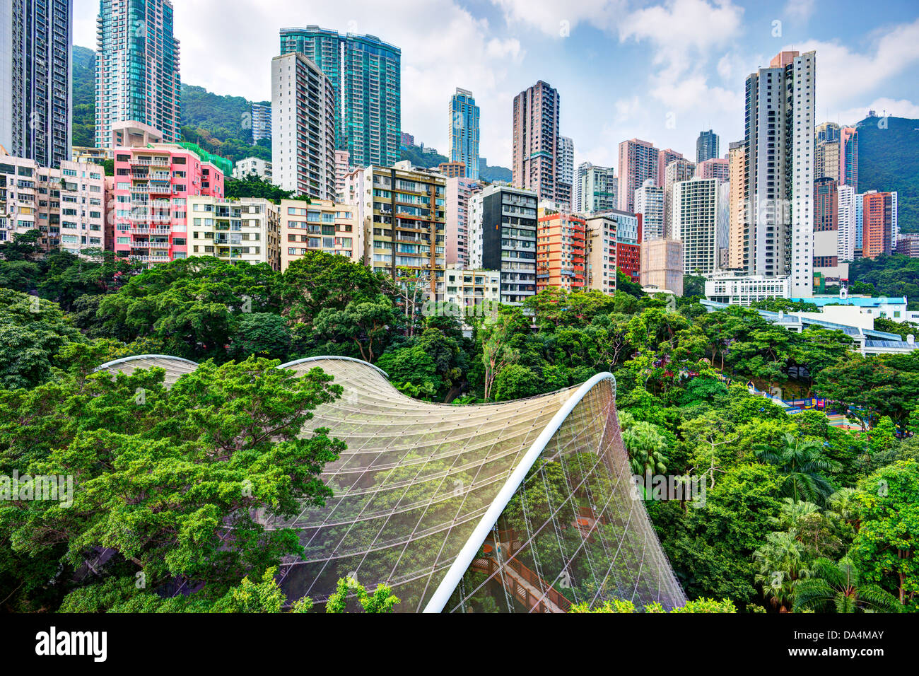 Hochhaus-Wohnungen über Hong Kong Park und Voliere in Hong Kong, China. Stockfoto