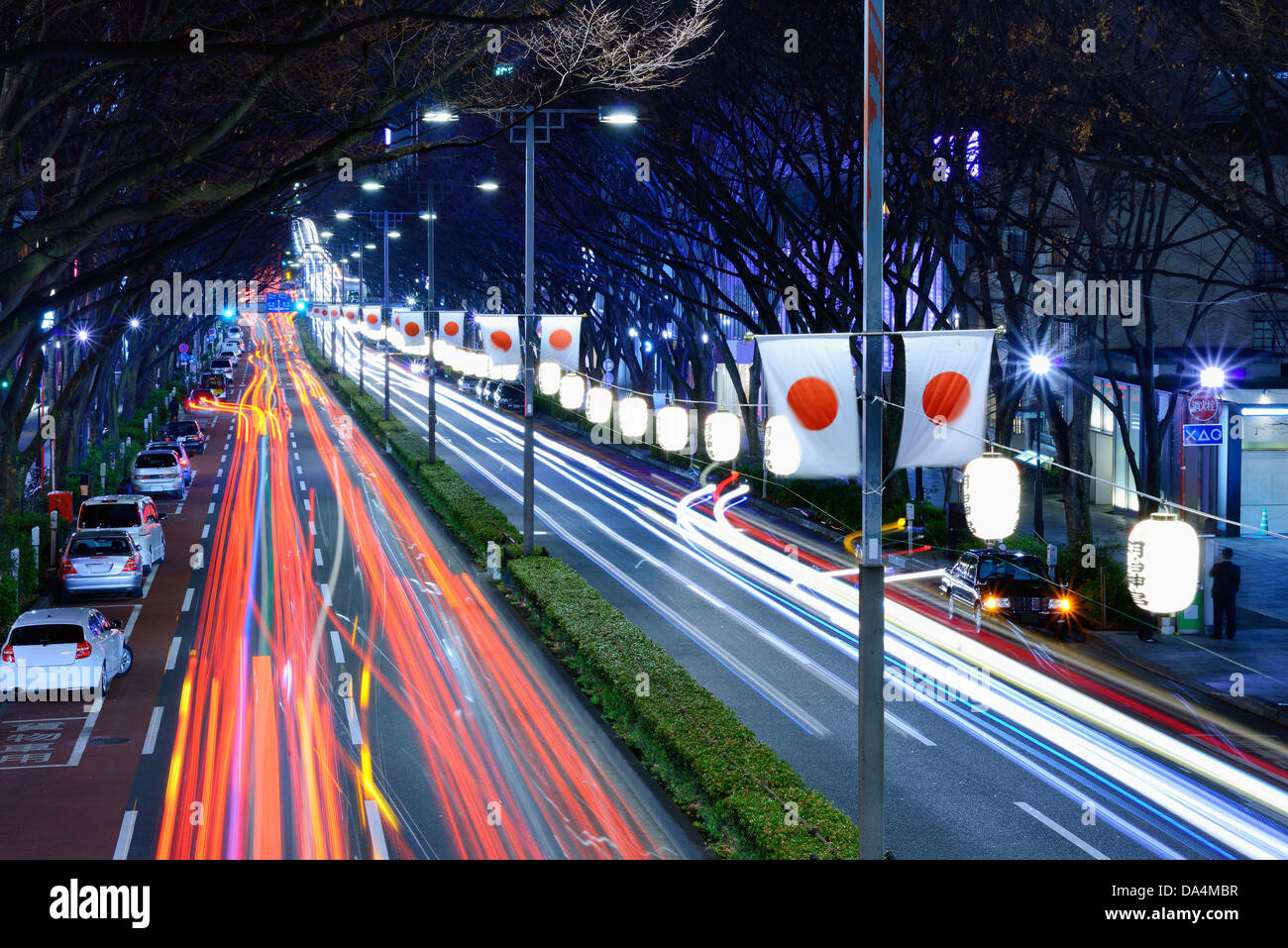 Straße, gesäumt mit japanischen Fahnen Harajuku District. Stockfoto