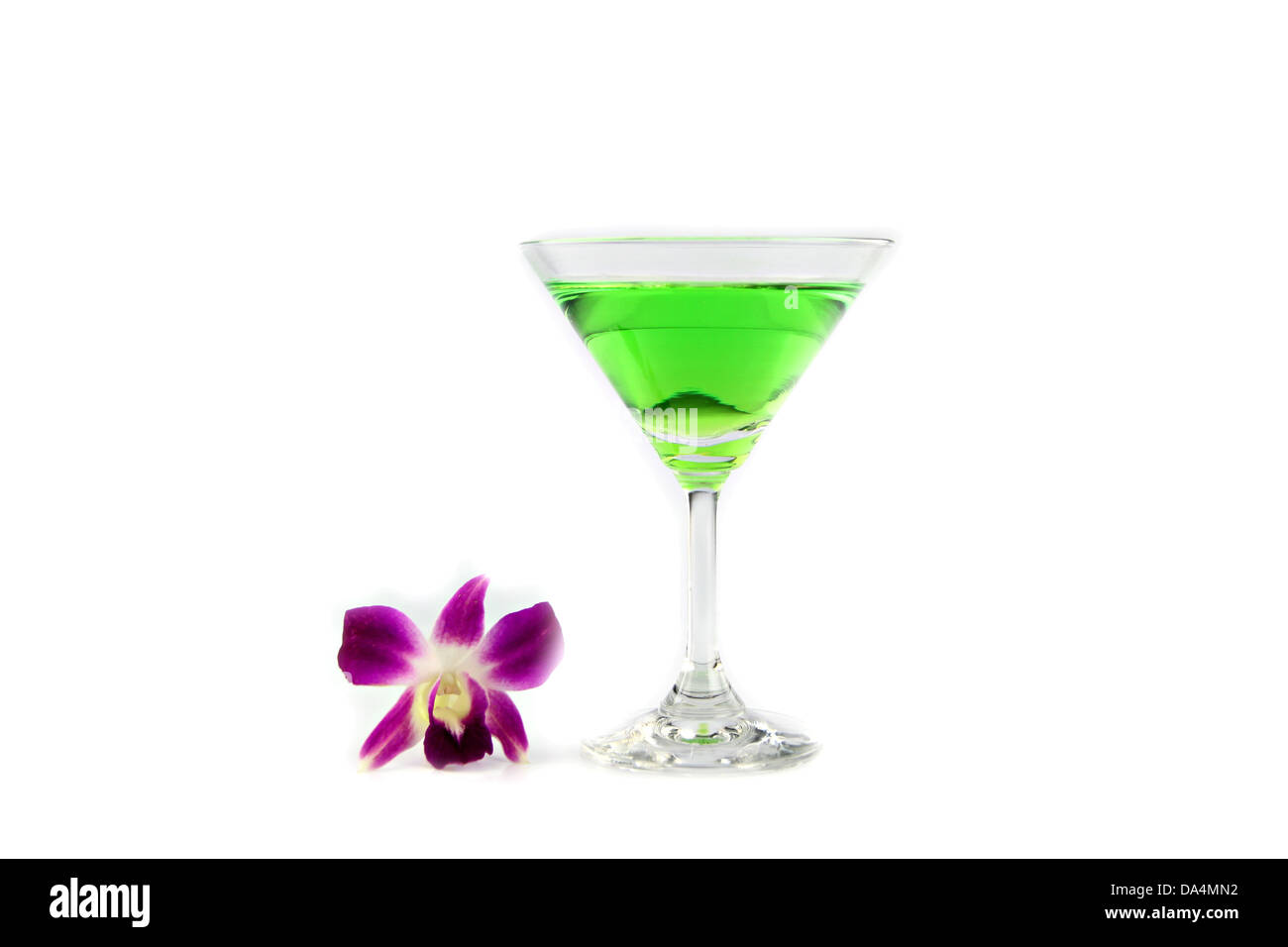 Das grüne Wasser in ein Glas und Orchidee. Stockfoto