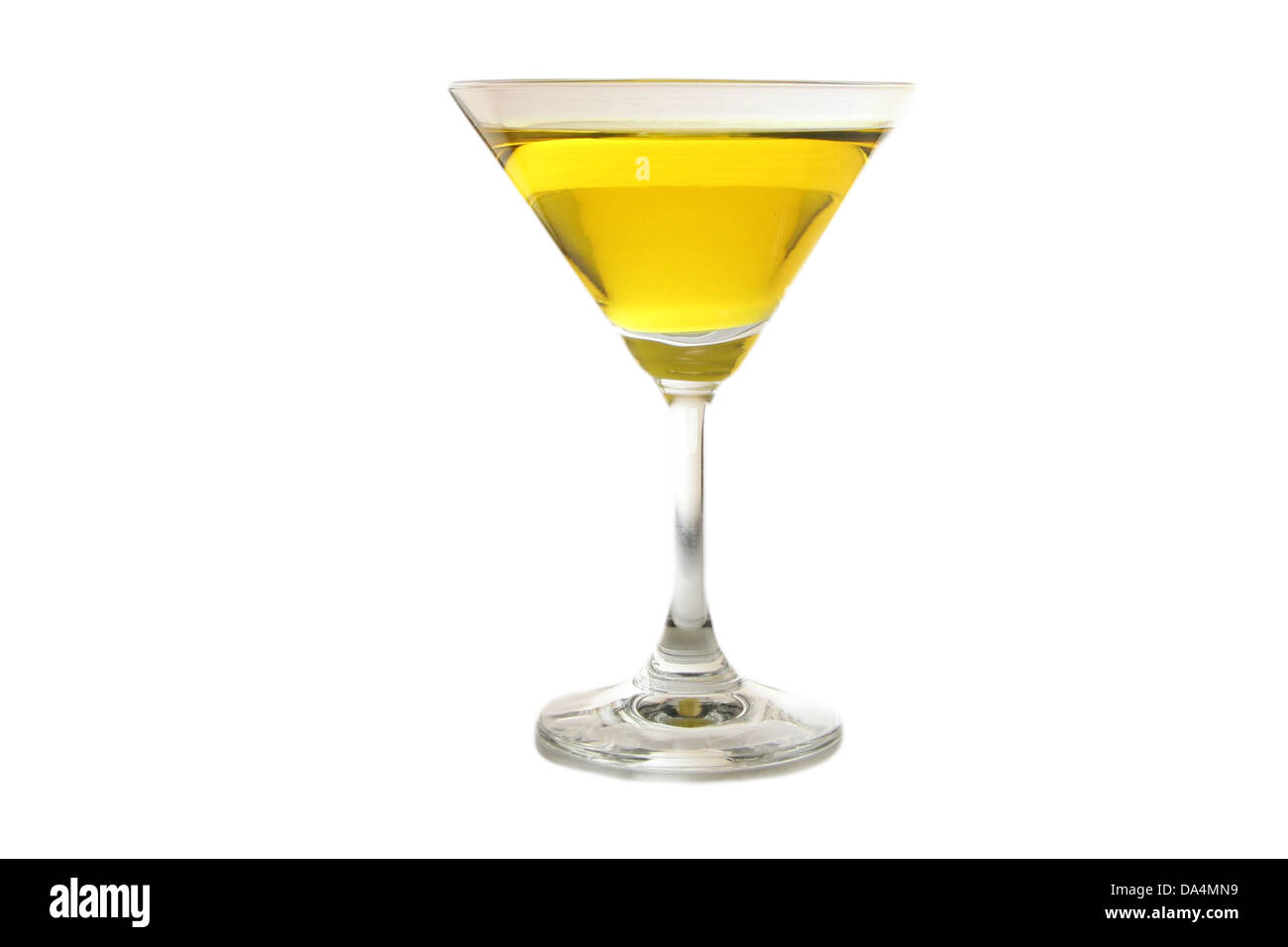 Das gelbe Wasser in ein Glas. Stockfoto