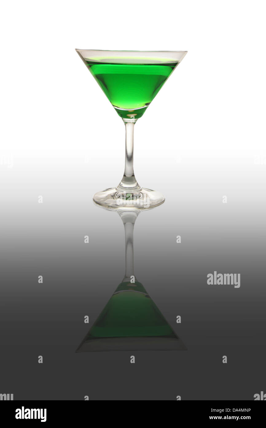 Das grüne Wasser in ein Glas. Stockfoto
